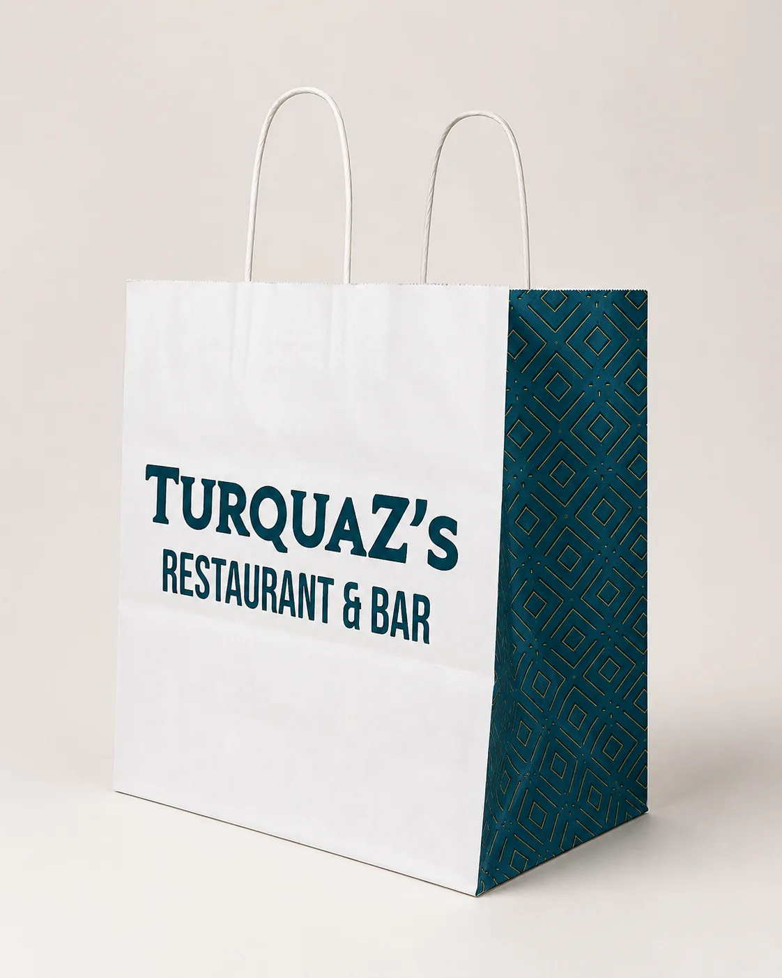 Beyaz gövdeli, petrol mavisi geometrik desenli körüklü, burgulu beyaz saplı Turquaz's Restaurant & Bar kağıt çantası