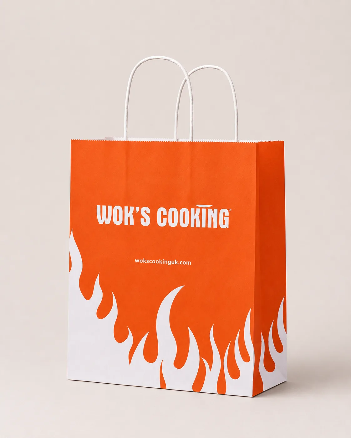 Turuncu gövdeli, beyaz alev desenli, burgulu beyaz saplı Wok's Cooking kağıt çantası