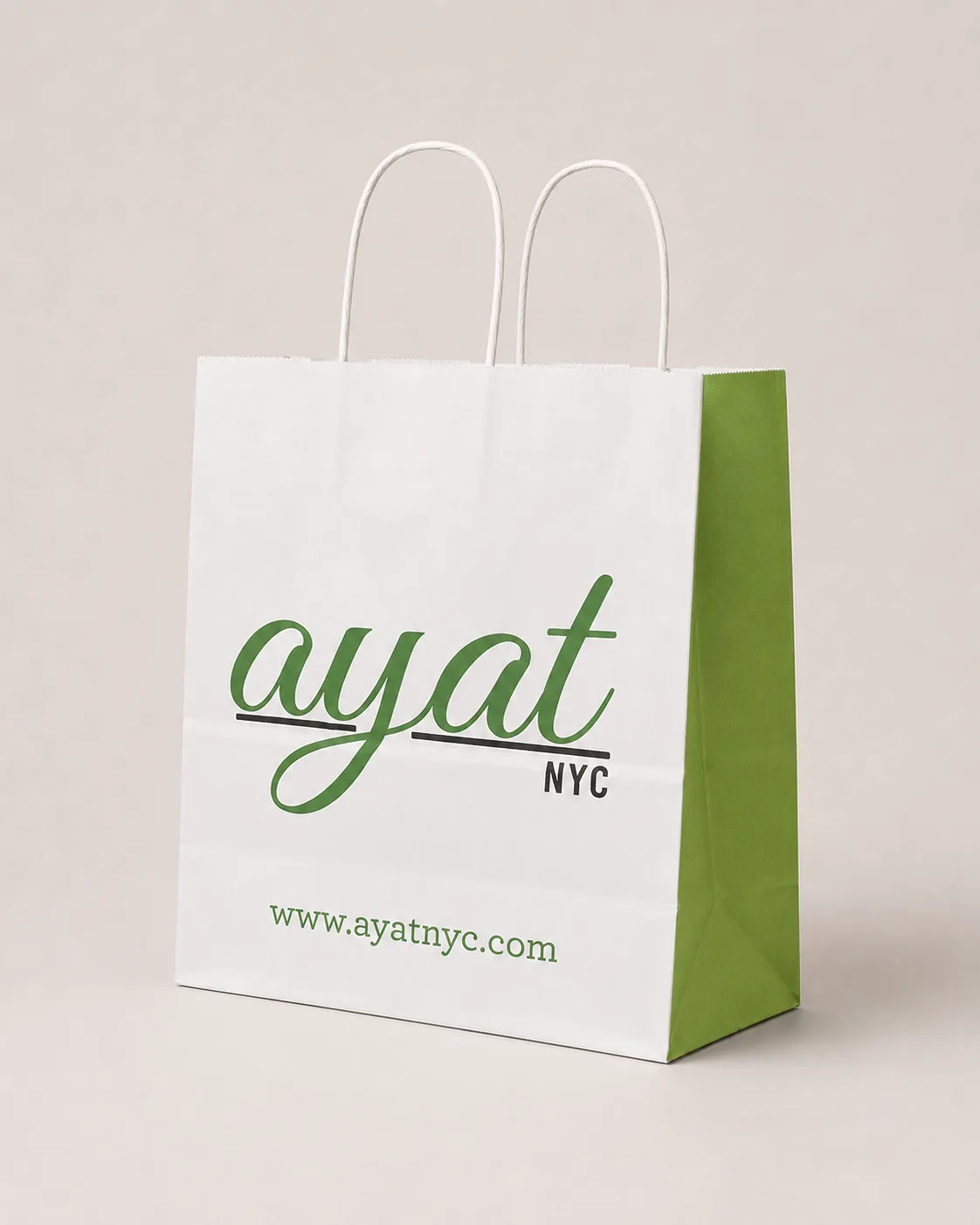 Beyaz gövdeli, yeşil baskılı ve yeşil körüklü, burgulu beyaz saplı Ayat NYC kağıt çantası
